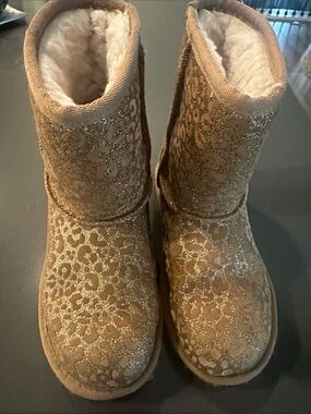UGG Girls Tan Glitter Leopard Shearling-Trim Boot great condition